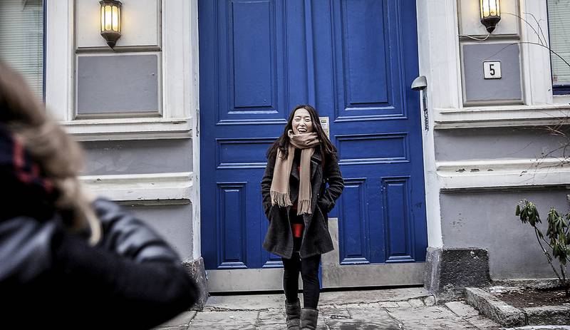 #døren: Yoon Ji Song oppdaget Skam på nett, og tok turen til Oslo. Nå står hun foran Nooras blå dør og fryser.