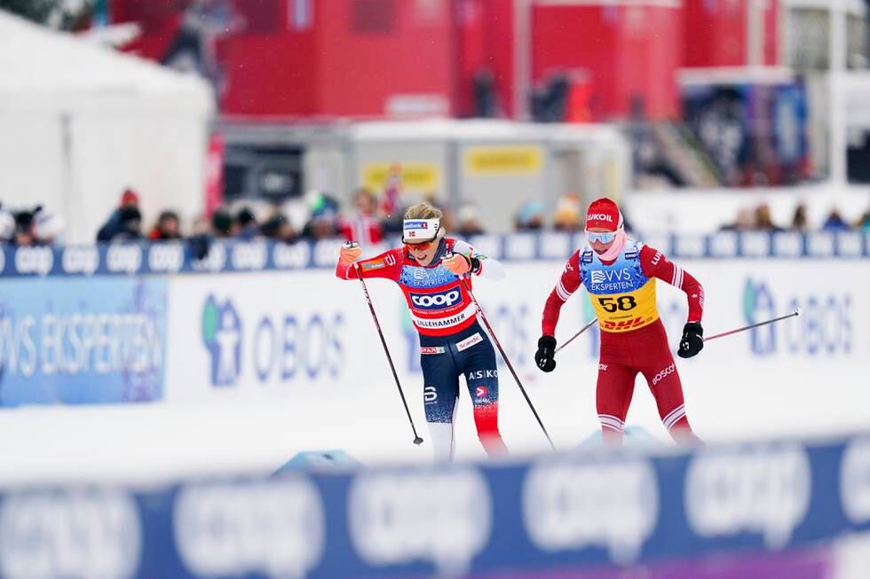 Therese Johaug (t.v) hadde Russlands Tatiana Sorina (på bakskiene under store deler av lørdagens 10km på Lillehammer.