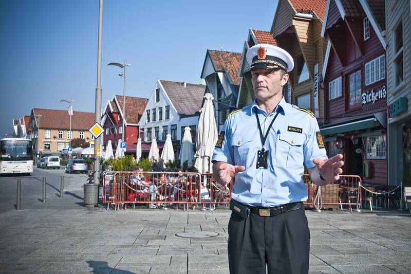 Seksjonsleder Kristian Johansen ved Rogaland politidistrikt er bekymret for mangel på lys i sentrumsområdene. Stavanger kommune lover imidlertid bedring, spesielt gjelder det forholdene rundt og på Torget. FOTO: KJETIL GRØTTE