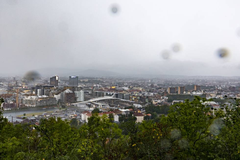 Oslo 20210728. 
Tirsdag kveld kom det en del nedbør i Oslo sentrum.
Foto: Geir Olsen / NTB