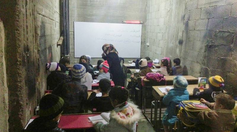 Elever undervises i et bombesikkert rom under bakken, i en av skolene Redd Barna støtter. FOTO: REDD BARNA