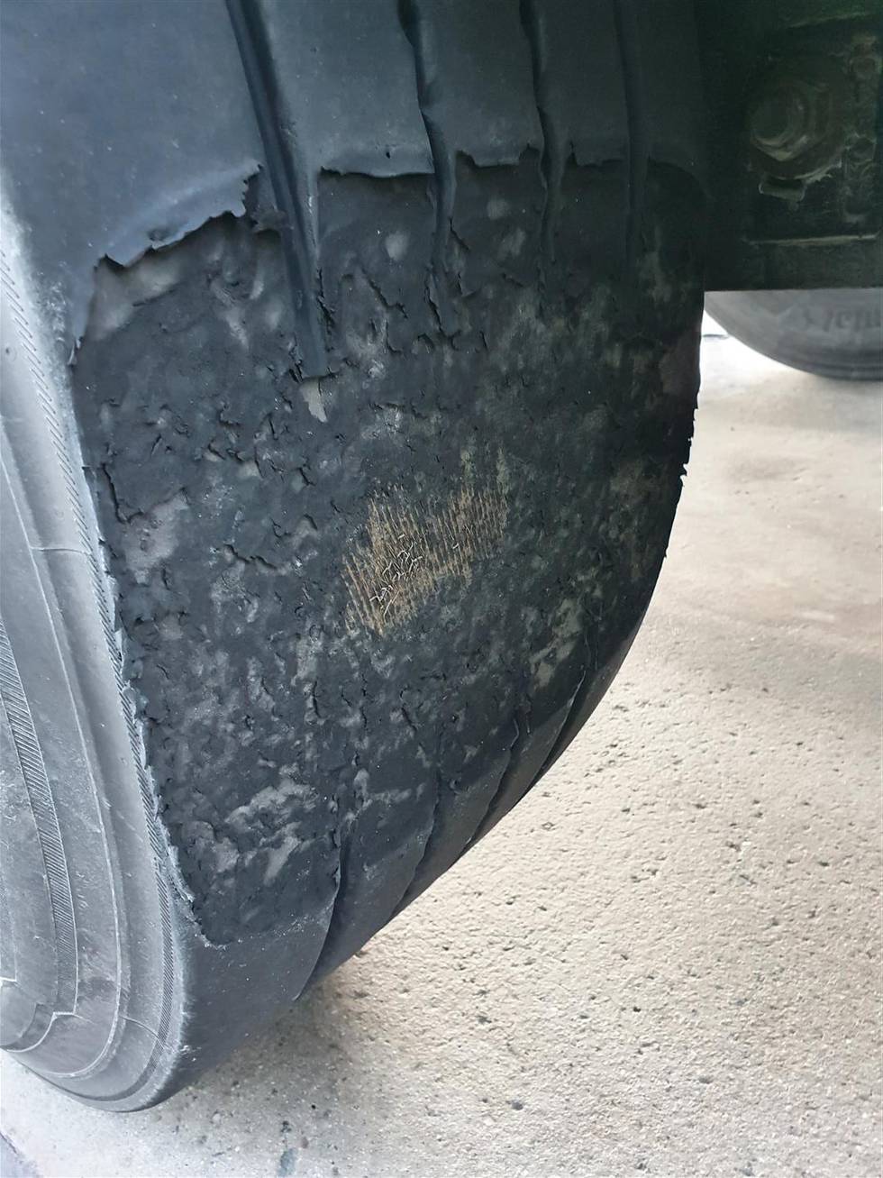 Dekket på et svensk vogntog hadde fått skrellet vekk en større flate med gummi. Årsaken er trolig at hjulet har låst seg, ifølge Statens vegvesen.