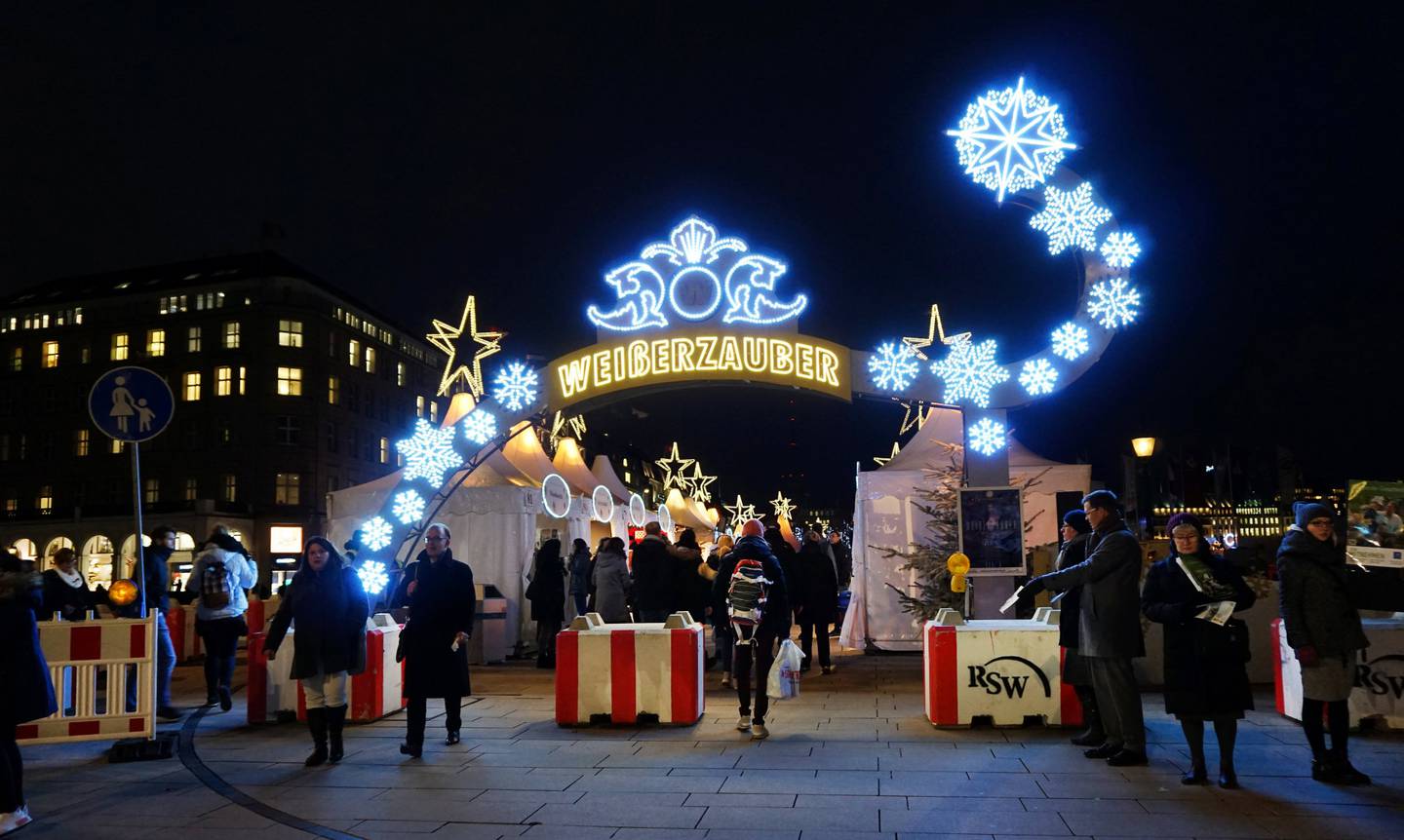 Store «betongkarameller» står oppstilt foran alle julemarkedene. Her fra Jungfernstieg-markedet, der den «hvite magien» råder.