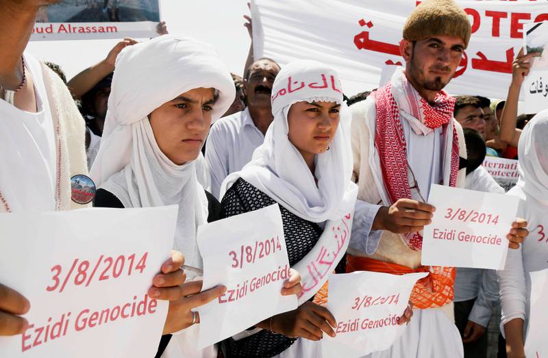 Ett år etter IS-angrepet på jesidiene, 3. august 2015, protesterte jesidier mot IS i Dohuk i Nord-Irak.    Fortsatt er flere tusen kvinner og barn savnet etter å ha blitt tatt til fange. FOTO: SEIVAN M.SALIM/NTB SCANPIX