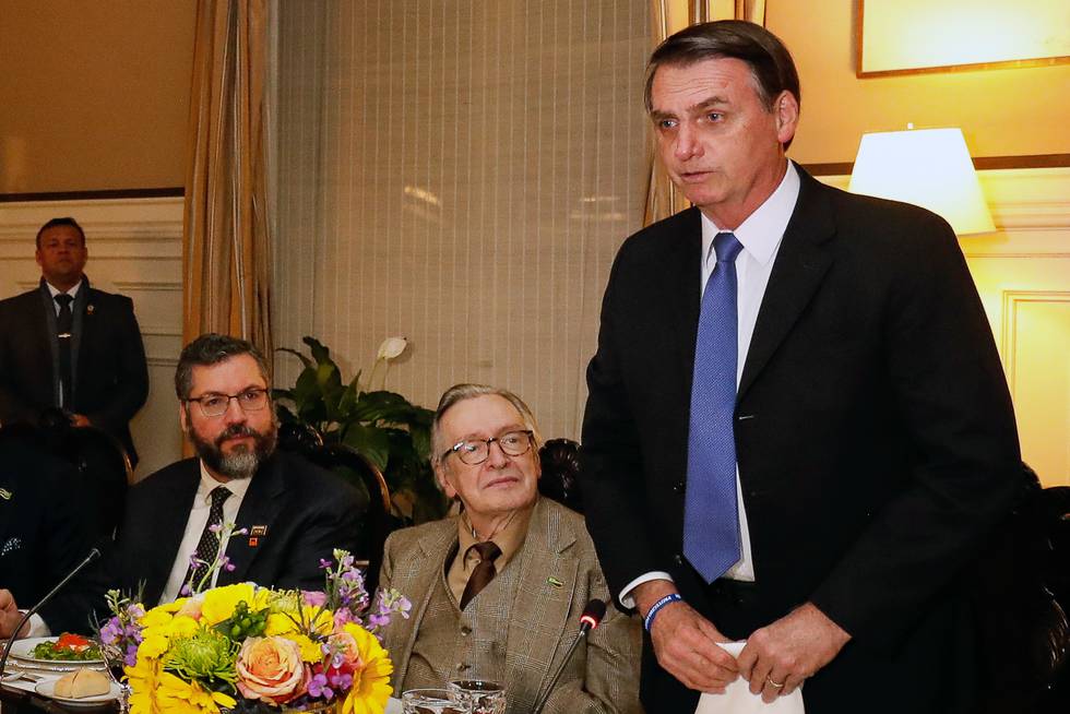 Olavo Carvalho (i midten) med president Jair Bolsonaro. 