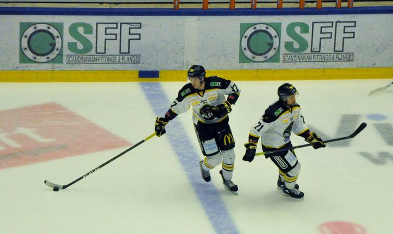 Markus Vikingstad (venstre) er tilbake i spill for Oilers mot Narvik torsdag. Her varmer han opp med Rylan Schwartz.. Foto: Espen Iversen
