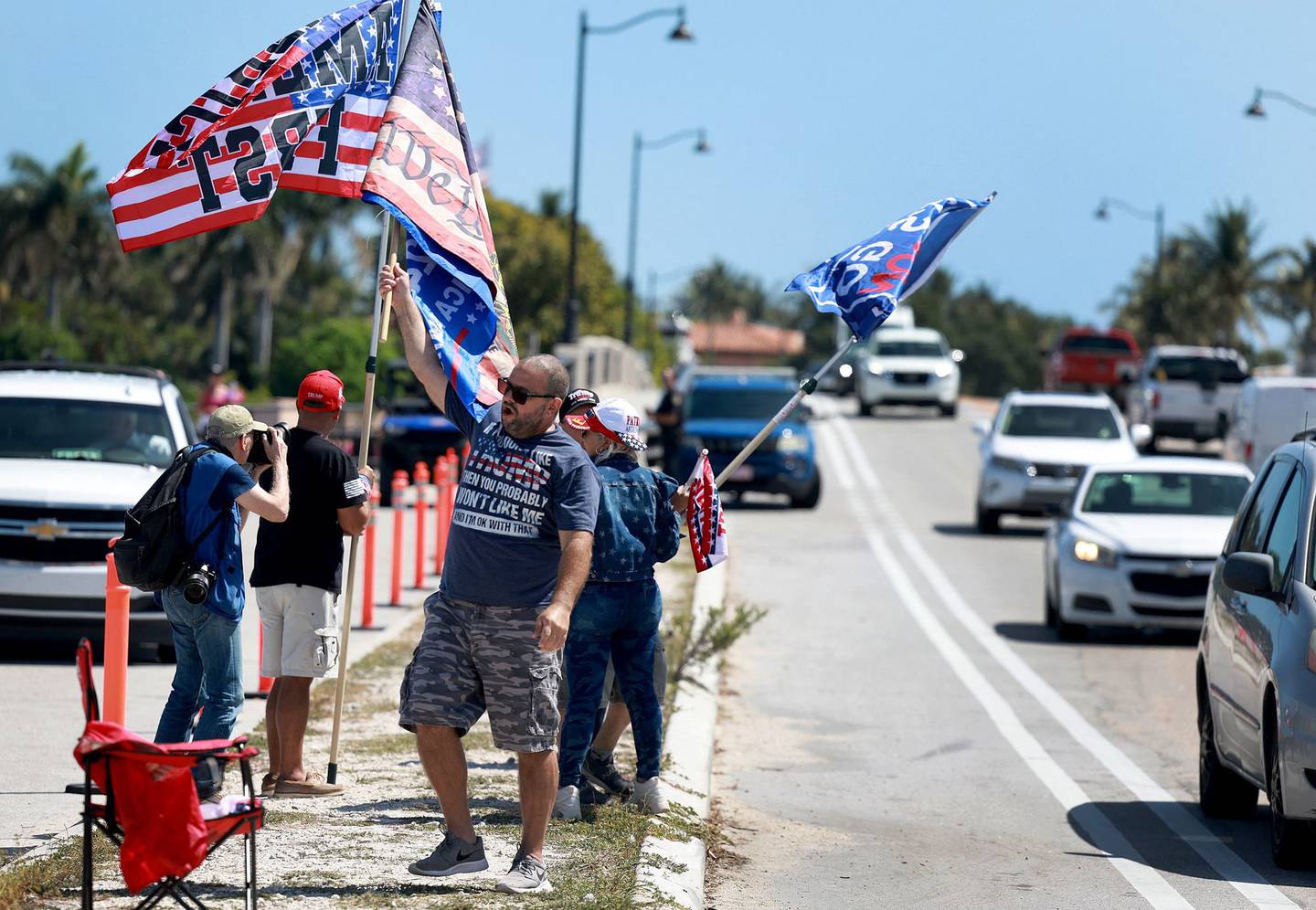 Tilhengere av Donald Trump stilte opp for å vise sin støtte nær Mar-a-Lago, boligen hans i Palm Beach, Florida, onsdag.