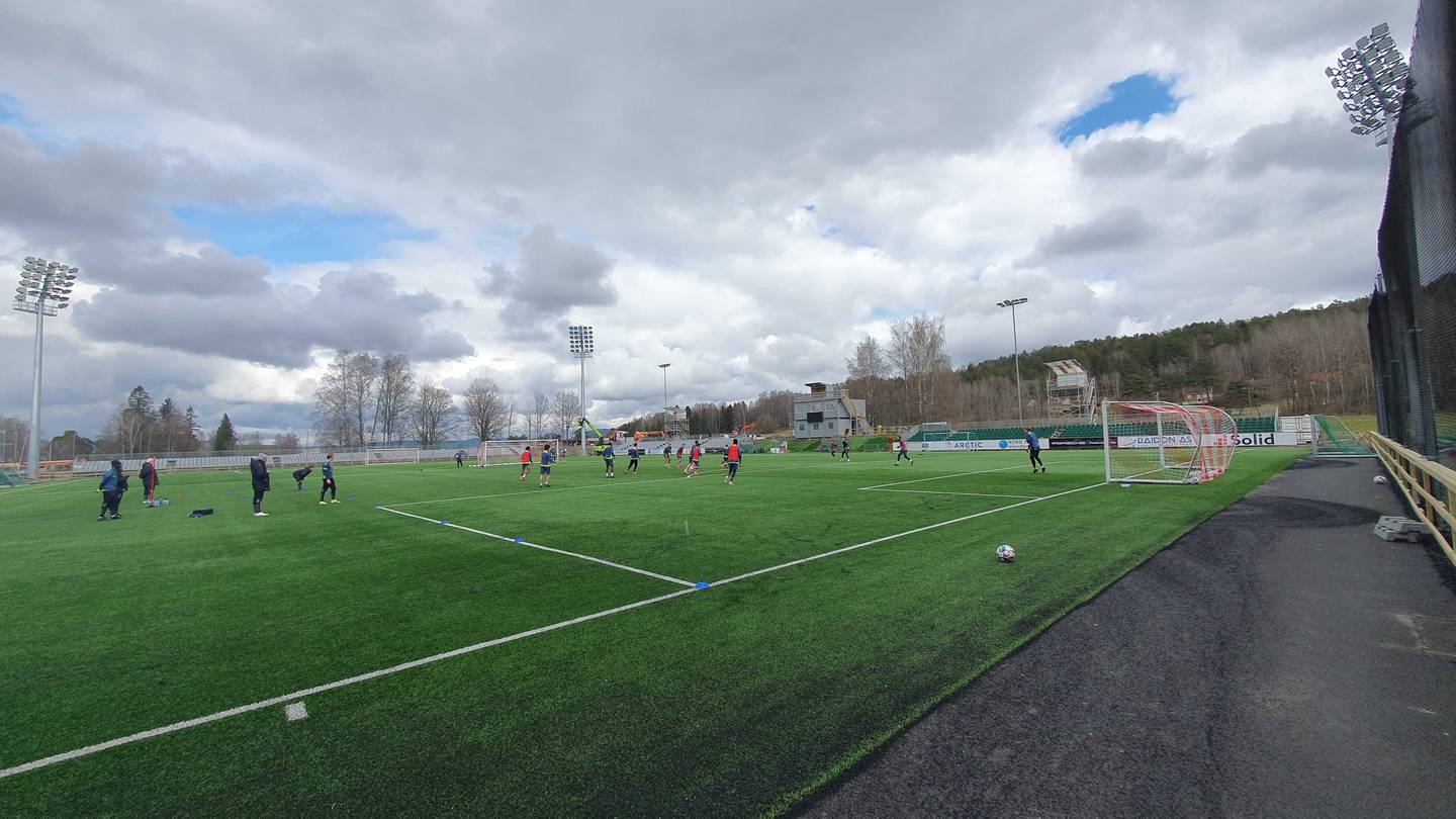 KFUM Oslo sin nye stadion tar form, med enorme lysmaster på Kåffa-trening
