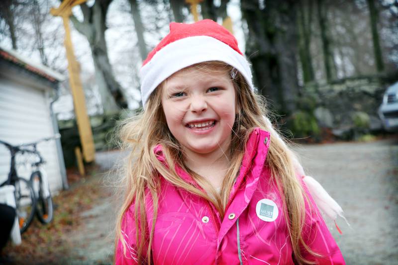 Greta Skoftelid Karlsen (6) har allerede hoppet i høyet, og gledet seg til å spise julegrøt og ri på ponni.