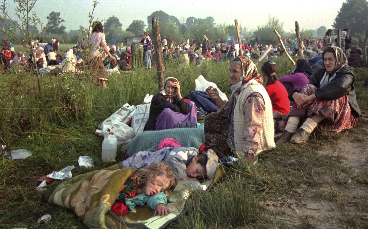 I løpet av få dager i juli 1995 ble rundt 8000 bosnisk-muslimske menn drept i Srebrenica. Her har flyktninger fra byen samlet seg utenfor FN-basen ved flyplassen i byen Tuzla 14. juli 1995.