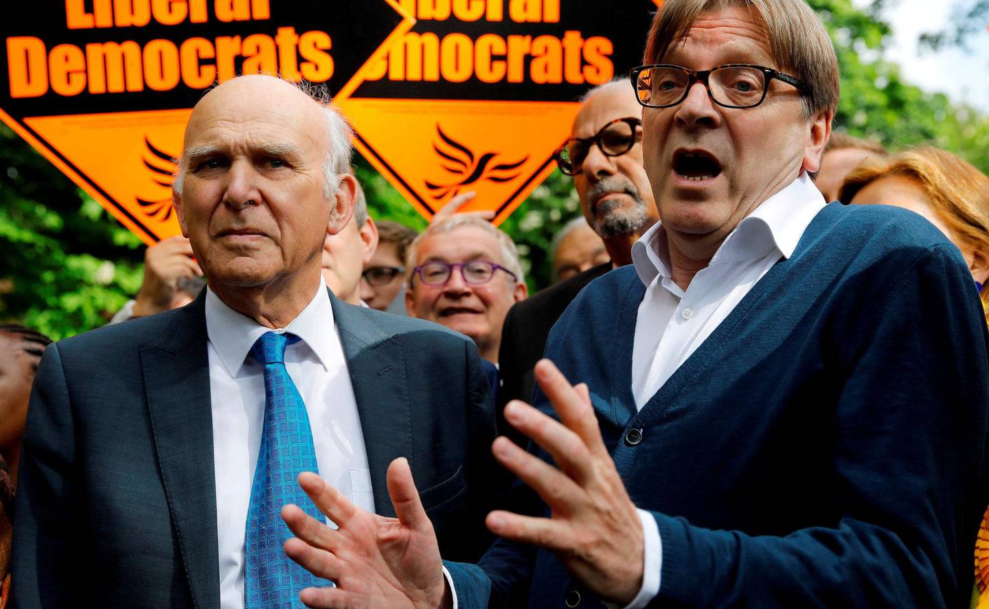 SEILER OPP: Liberaldemokratene tar pro-EU-velgere fra Labour foran EU-valget. Her partileder Vince Cable på stemmesanking sammen med den nederlandske liberale politikeren Guy Verhofstadt i London. FOTO: NTB SCANPIX