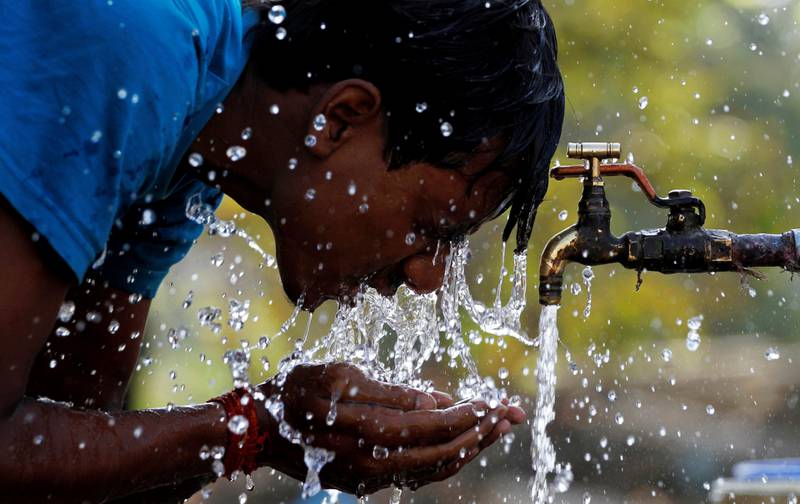 Vann rett fra springen – en lukus millioner av mennesker ikke har tilgang til. Vannkriser truer en rekke områder i verden. Her vasker en gutt seg i ansiktet i Allahabad i India. 