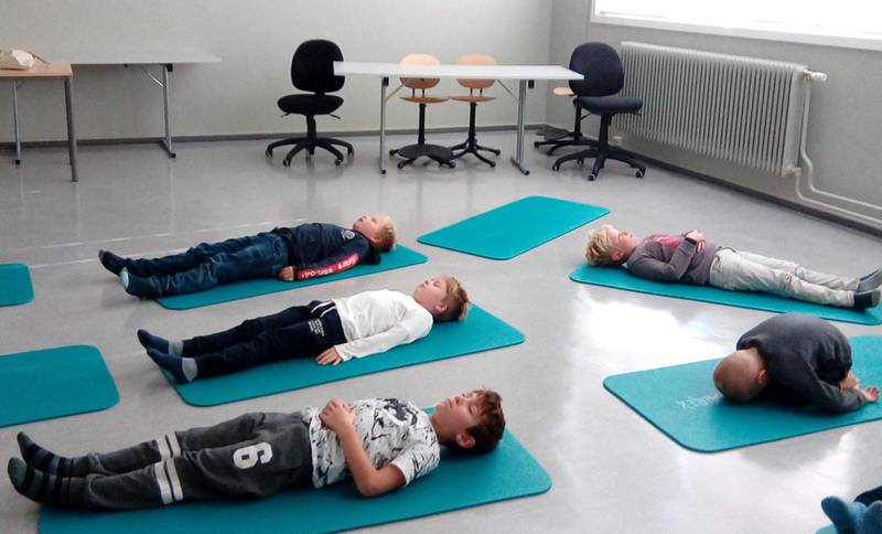 Avspenning: Guttene i 2. klasse på Rødskog skole ligger på mattene sine og fokuserer på pusten etter å ha gjort        yoga i en halvtime. Etterpå er det jentenes tur. ALLE FOTO: MARIE RISNES