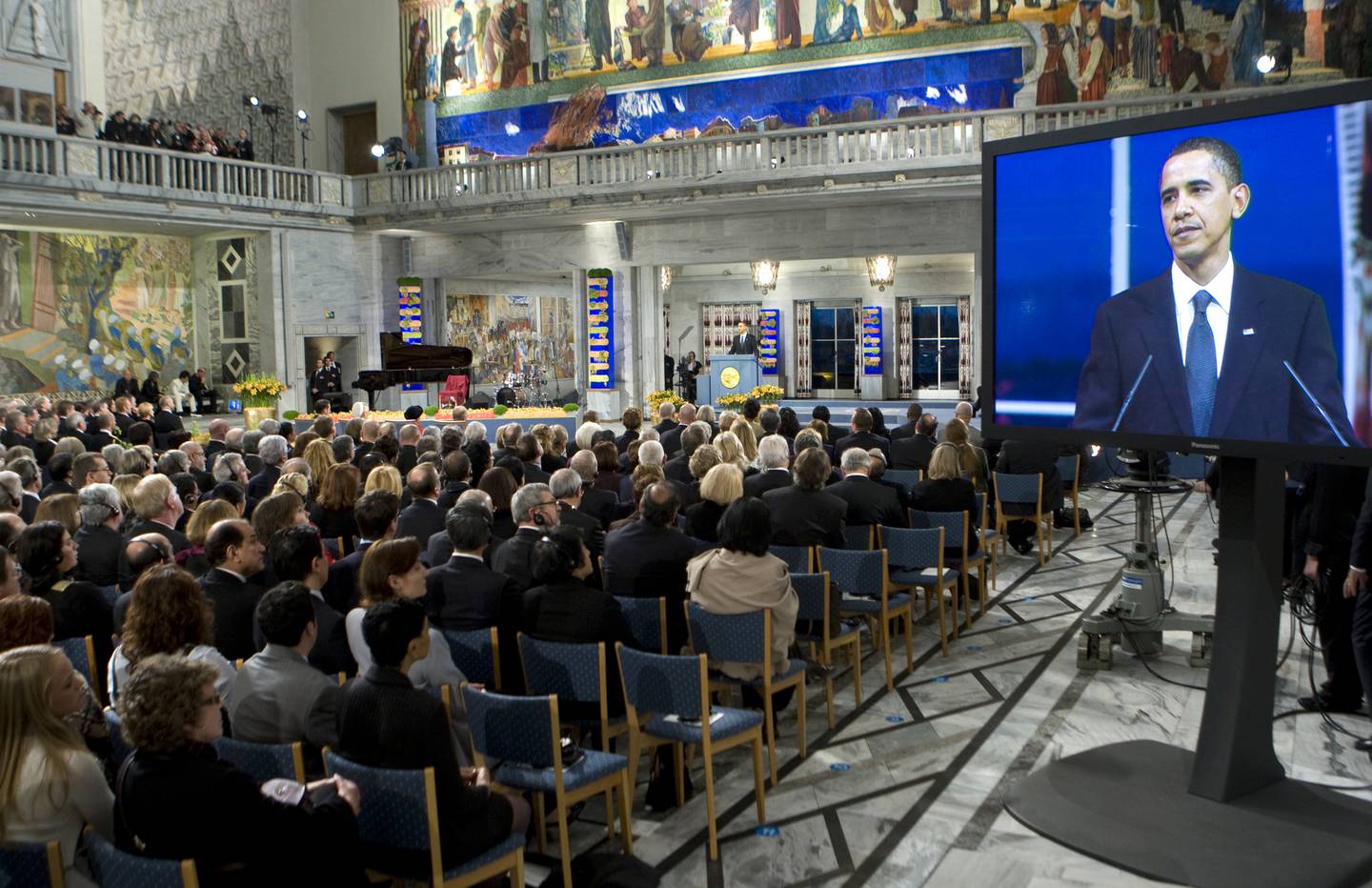 OSLO  20091210.
Fredsprisvinner President Barack Obama mottar Nobels fredspris 2009  i Oslo Rådhus torsdag.
Foto: Bjørn Sigurdsøn / NTB POOL