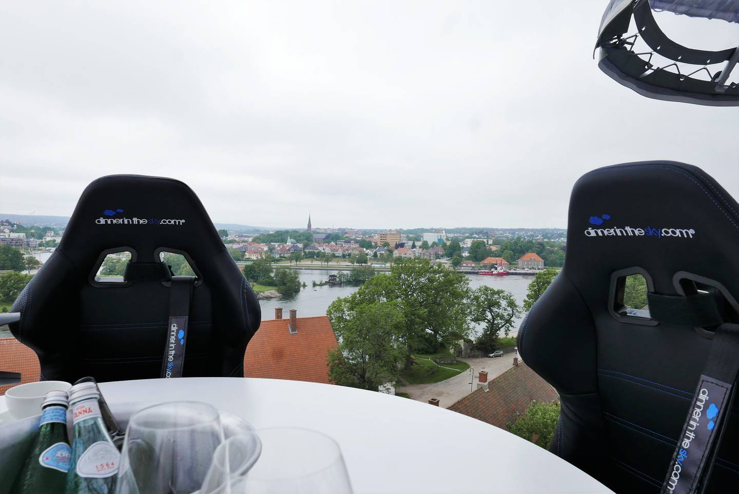 Utsikt over Fredrikstad, sett fra restaurantbord i forbindelse med Dinner in the Sky