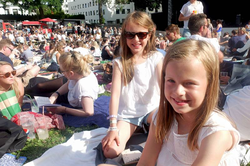 Hedvig og Agathe Willoch var fornøyde med musikken og aktivitetstilbudet på årets Piknik i Parken.