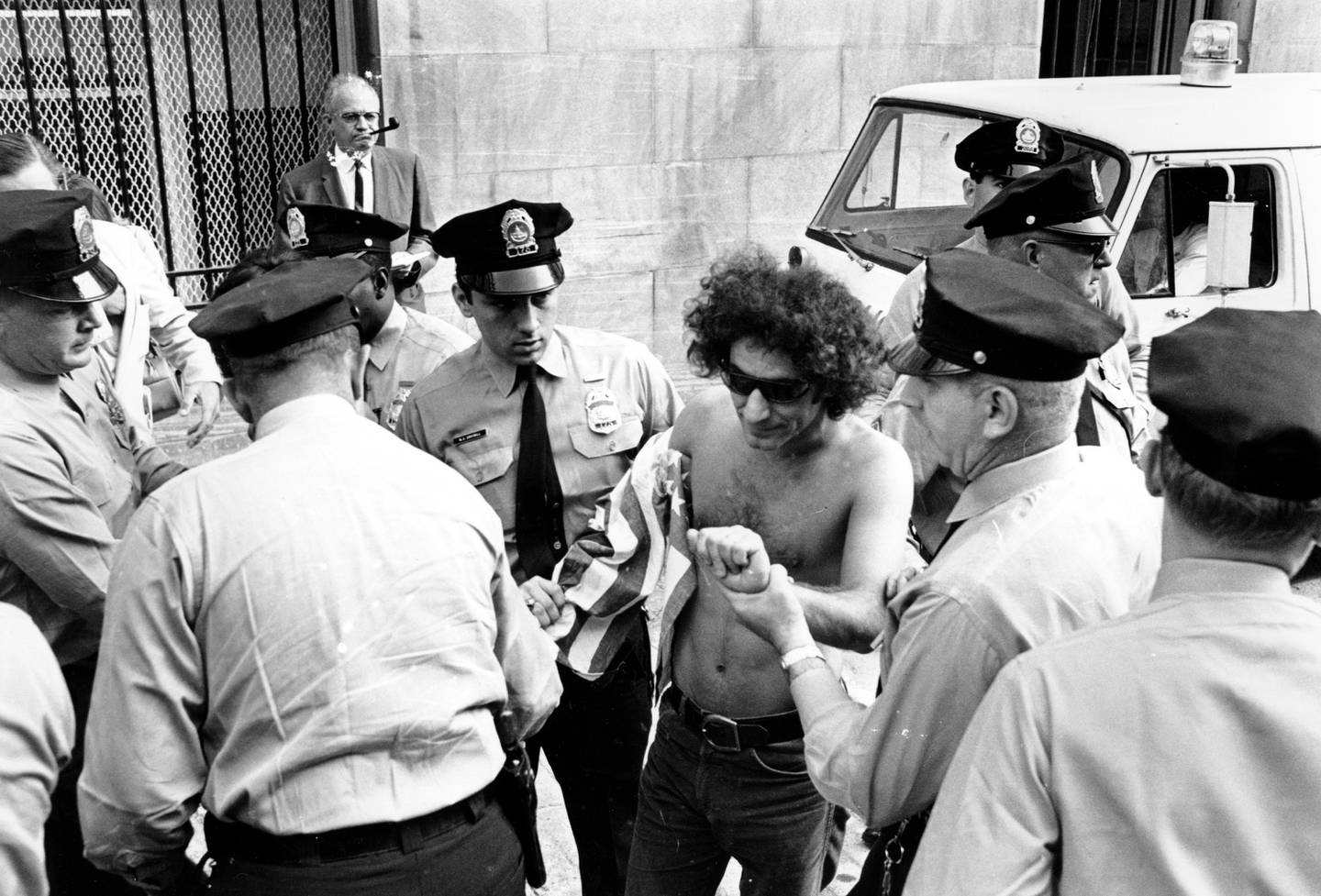 Abbie Hoffman blir arrestert utenfor Cannon Office Building i Washington, D.C. i 1968.
