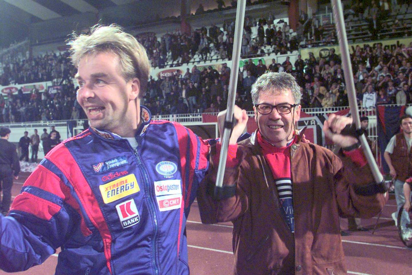 Trener Egil Olsen (t.h.) gikk med krykker, assistent Lars Tjærnås gjorde det ikke. De leverte et VIF-mirakel i 1999. 