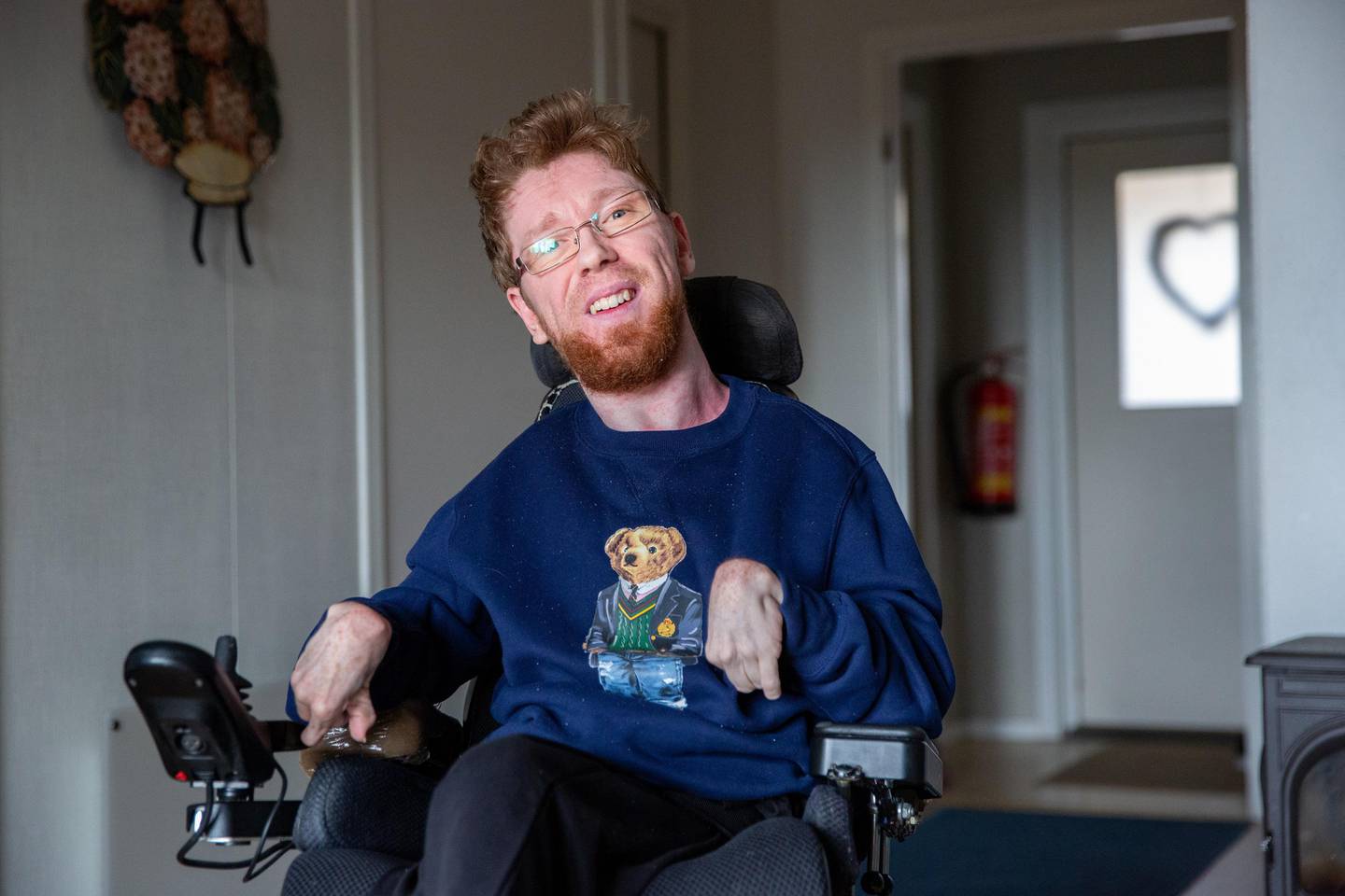 28 år gamle Ole Andreas Steen ble født med spastisk diplegi og er bundet til rullestol og er avhengig av pleiehjelp.