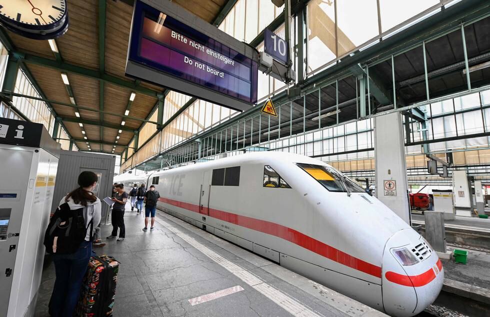 InterCityExpress lyntog i Stuttgart. Tyskland har hatt høyhastighetstog i drift siden 1989.