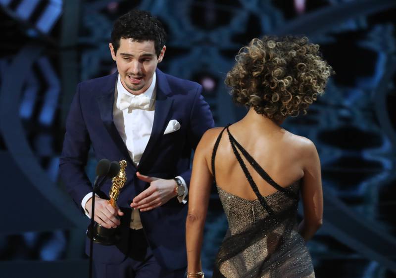 Damien Chazelle fikk Oscar for beste regi, her med Halle Barry.