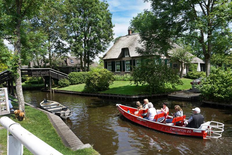 Lei deg en lydløs, elektrisk båt og utforsk de idylliske kanalene i Giethoorn. ALLE FOTO: CHRISTINE BAGLO