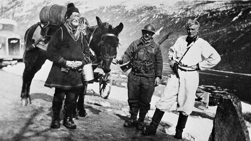 Alliert fransk alpejeger, med muldyr, under kampene ved Narvik. Til venstre: en 80 år gammel samisk mann, og til høyre en norsk soldat. NTB scanpix