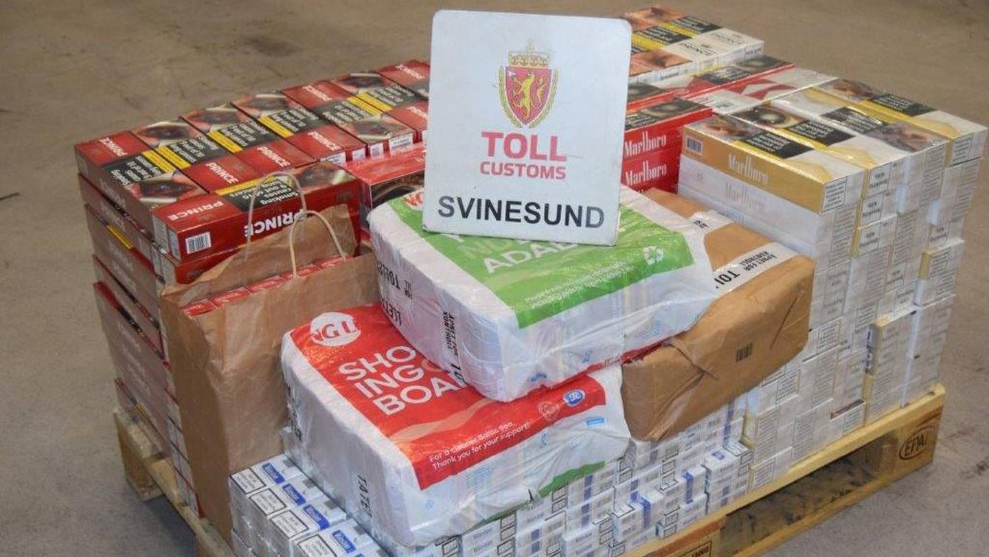 I bagasjerommet på den norskregistrerte bilen fant tollerne totalt 45.000 sigaretter og 17,75 kilo andre tobakksvarer.