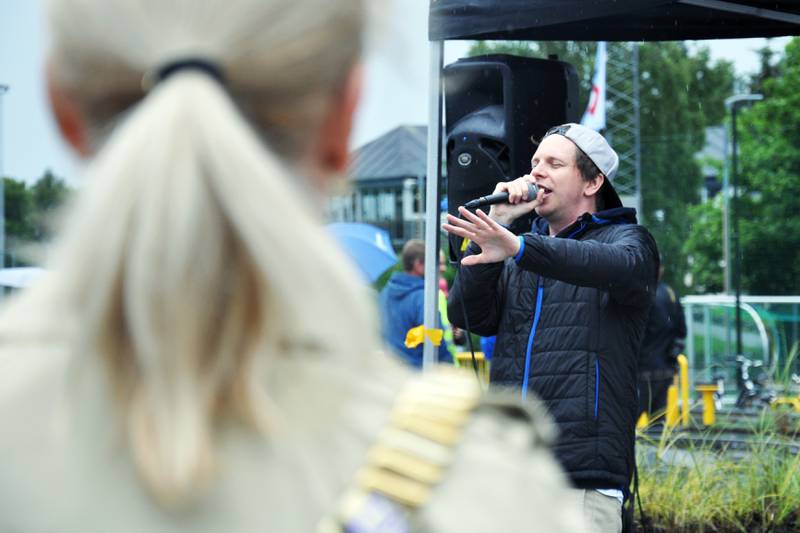 Ordfører Christine Sagen Helgø nøt minikonserten med Tore Pang på tross av regnværet, og så ut til å like det hun hørte. Foto: Tone Helene Oskarsen