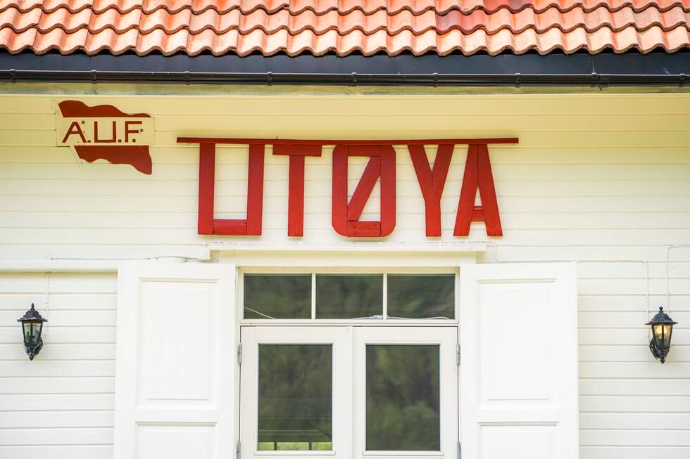 Hovedhuset er det første man møter når man ankommer Utøya i Tyrifjorden i Hole kommune. 22. juli er det ti år siden terrorangrepet der 69 mennesker ble drept på øya. Foto: Håkon Mosvold Larsen / NTB