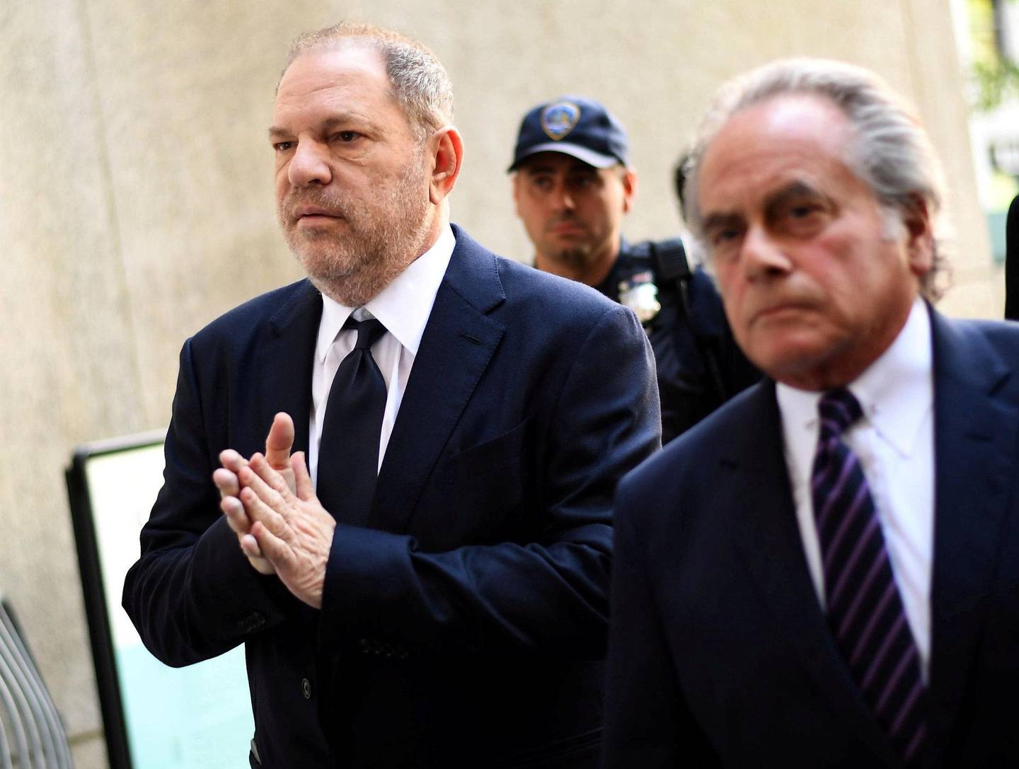 Filmprodusenten Harvey Weinstein på vei inn i Manhattan Criminal Court i New York. Weinstein ble anklaget å ha krenket, seksuelt trakassert og forgrepet seg på nesten 80 kvinner. Anklagene ble begynnelsen på #metoo. FOTO: AFP/NTB SCANPIX