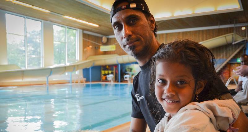Det er Maya Rahins første gang på svømmekurs, og pappa Ahmed forteller at hun er litt nervøs. FOTO: KAJA KIRSEBOM