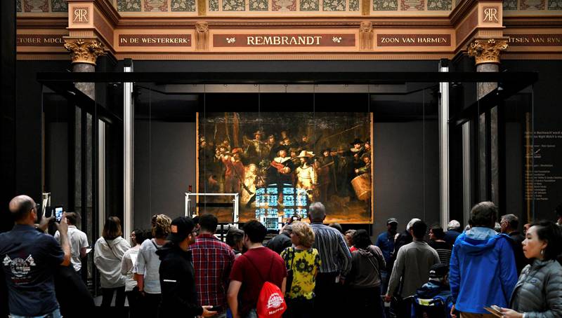 Nattevakten av Rembrandt ansees av mange som Rijksmuseums største skatt. Her blir det enorme maleriet restaurert i 2019. Foto: Piroschka van de Wouw/ Reuters/NTB scanpix