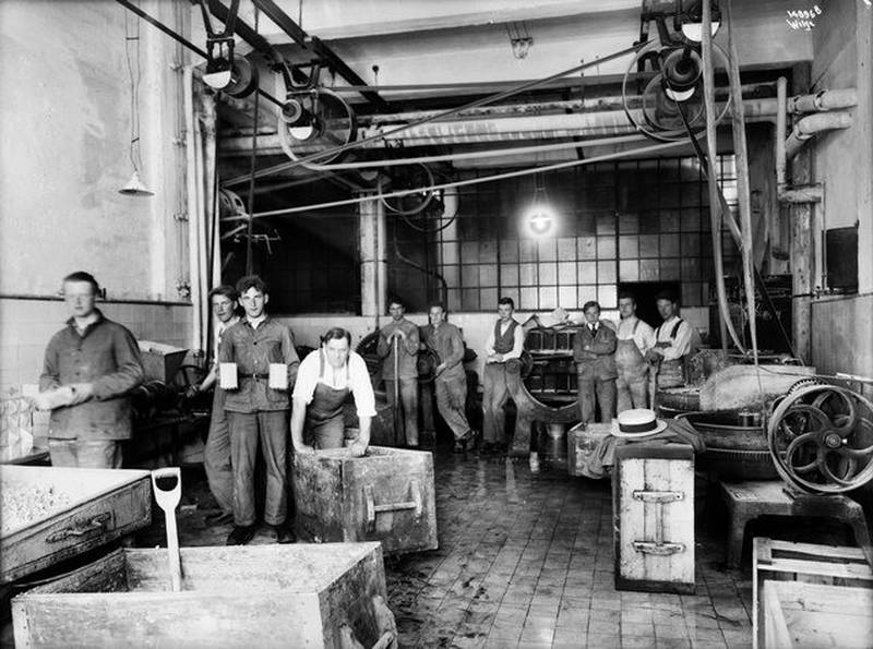 GJÆRPRODUKSJON 1930–35: På 30-tallet produserte man også sennep, eddik, buljong og andre næringsmidler.