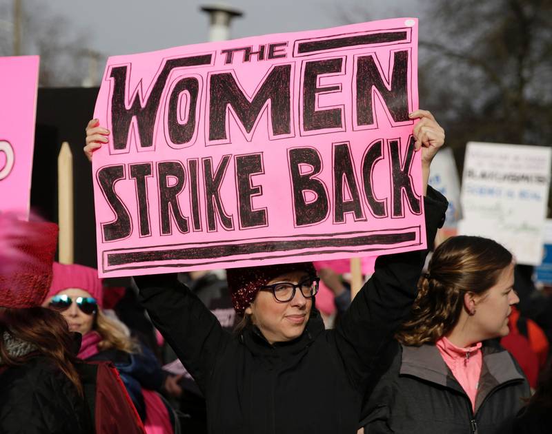 STREIKER: Over 30 land deltar i dag i kvinnestreiken «En dag uten kvinner», som startet i USA. Her fra kvinnemarsjen i Washington 21. januar i år. FOTO: JASON REDMOND/NTB SCANPIX