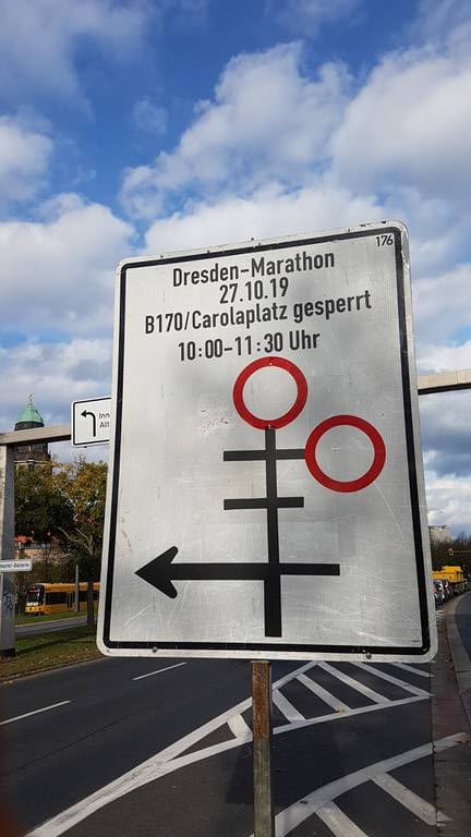 Ingen tvil om at noe er på ferde - Dresden har egne skilt som markerer at det skal løpes maraton i byens gater. Som da blir stengt.
