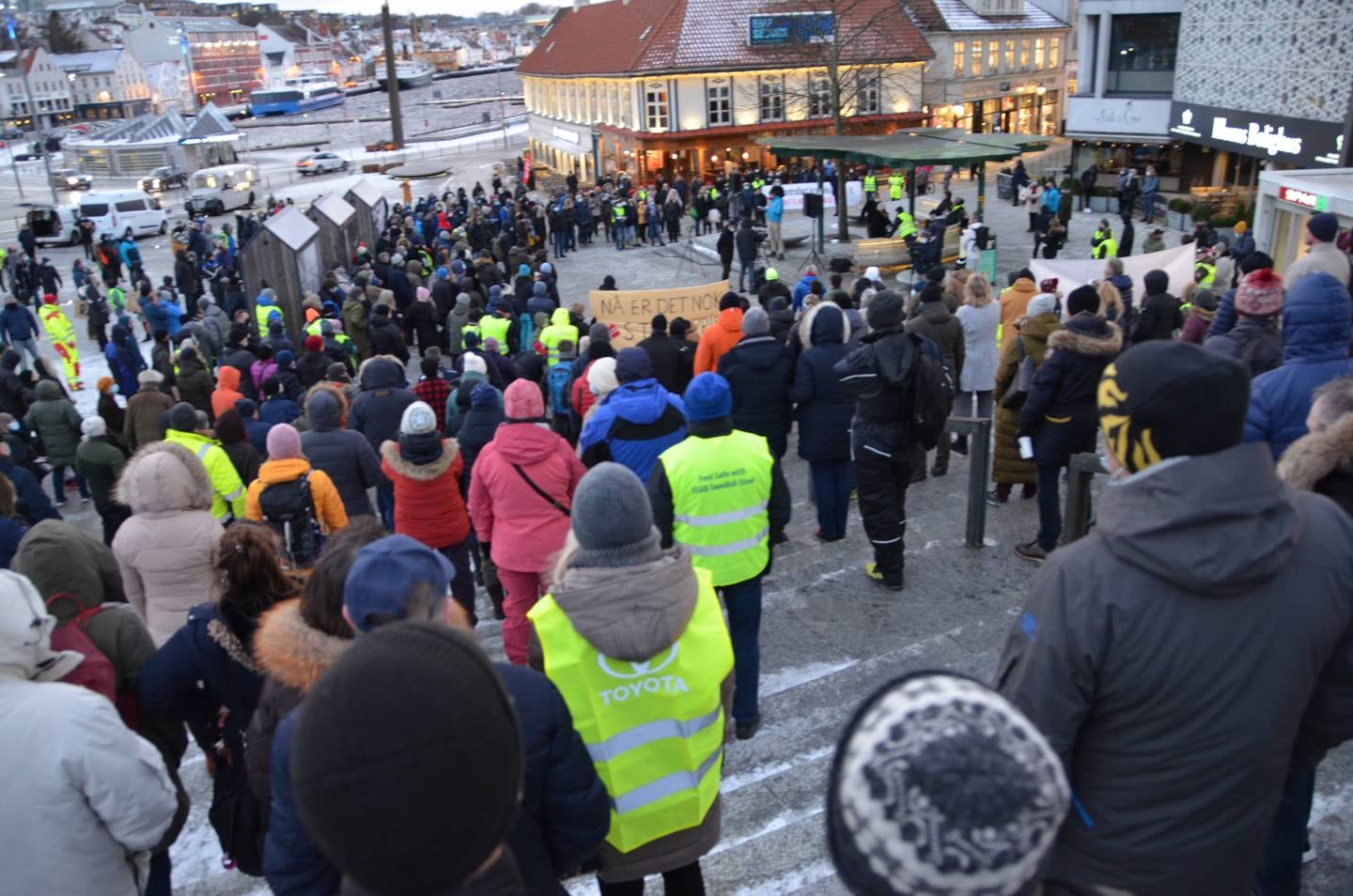 Flere hundre personer møtte opp da det var demonstrasjon mot strømprisene på Torget i Stavanger.