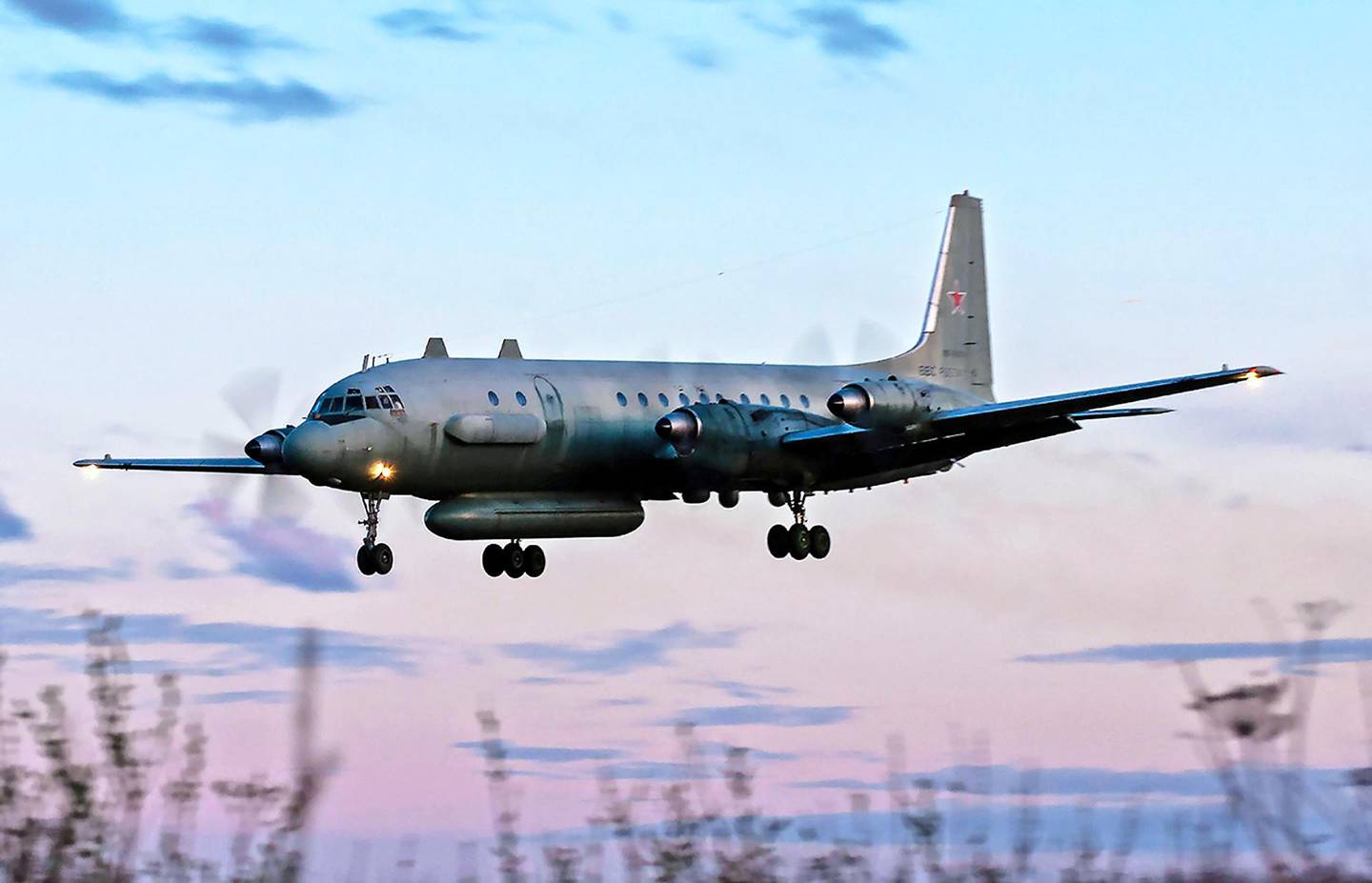 Dette flyet: Det var et russisk IL-20M fly med 15 russiske tjenestemenn om bord som ble skutt ned mandag. FOTO: NTB SCANPIX