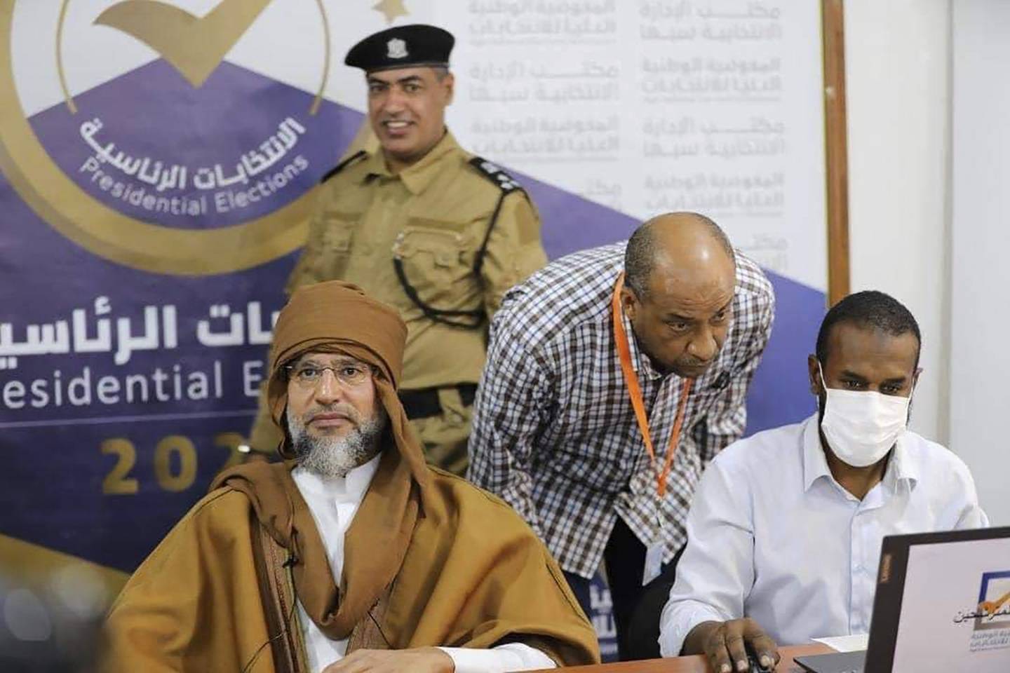 Saif al-Islam, til venstre, sønnen til Muammar Gaddafi, registrerte seg tidligere i november som kandidat i det libyske presidentvalget.