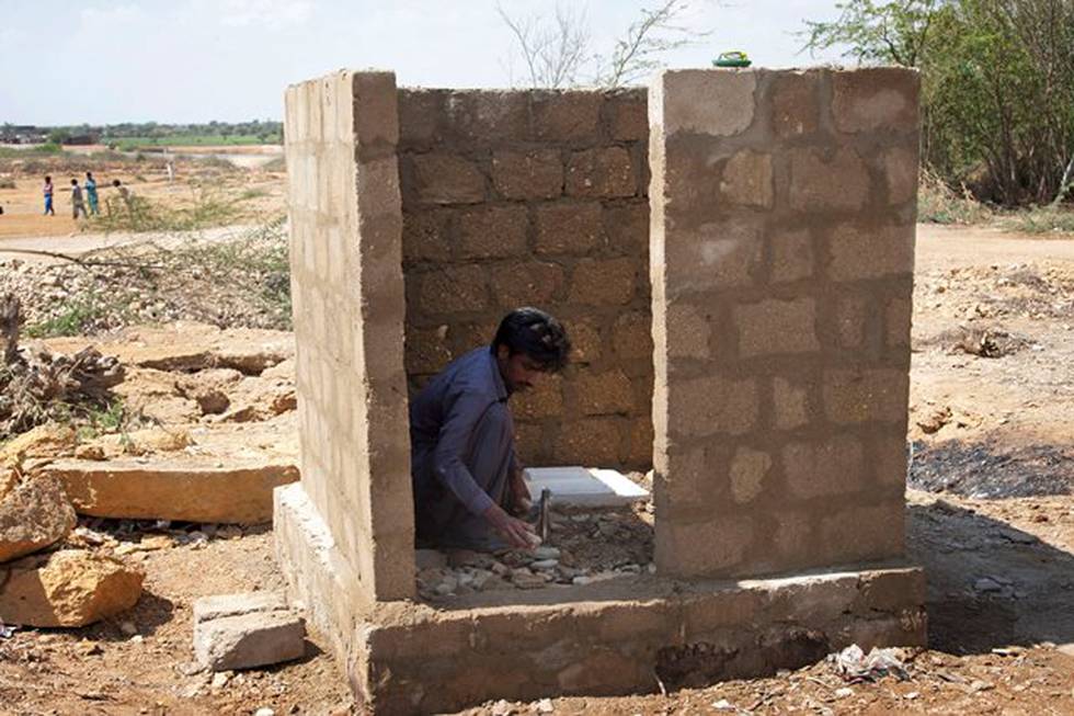 AVTREDE: En pakistansk arbeider bygger et toalett i Thatta i Pakistan. I fjor var 40 millioner pakistanere uten mulighet til å oppsøke toalett. Unicef inngikk i fjor et samarbeid med Pakistans regjering for å få bygd flere toaletter og fremme bedre sanitære forhold. FOTO: SHAKIL ADIL/NTB SCANPIX