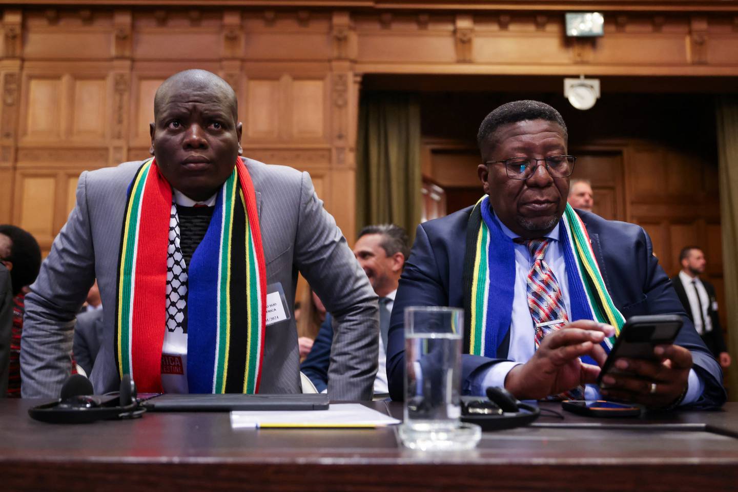 Sør-Afrikas justisminister Lamola og landets ambassadør til Nederland Vusimuzi Madonsela på plass i domstolen i Haag.