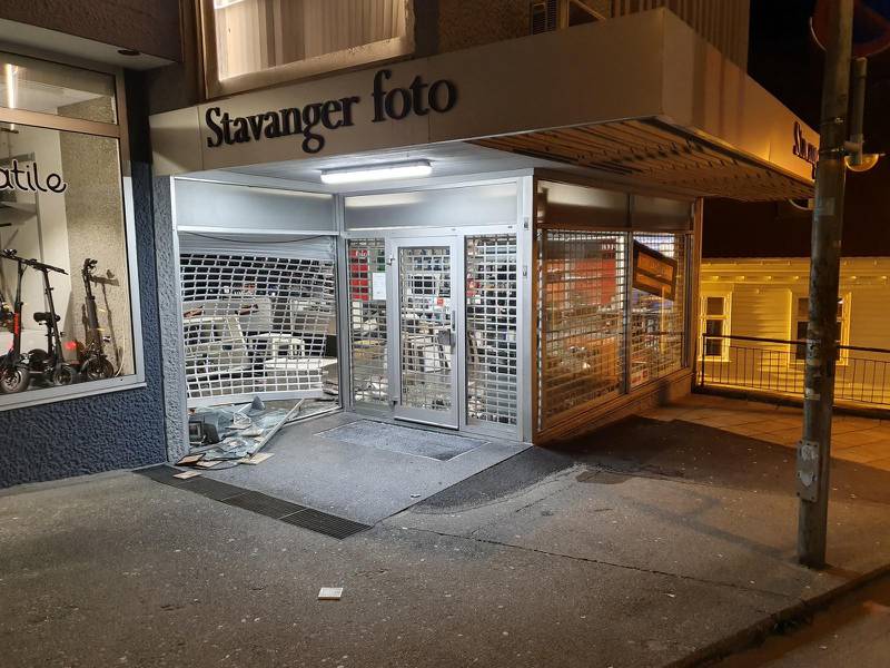 Stavanger
Politiet i Stavanger søker etter to maskerte menn som er sett løpe fra stedet etter at en bil rygget inn i en fotobutikk i Lars Hertervigs gate i sentrum.
Foto: Politiet / NTB scanpix