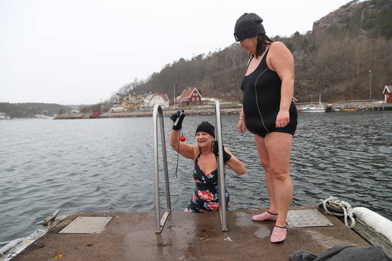 Termometeret Grete Sumstad har fisket opp viser at Andersenslippen på Vikane kan friste med en badetemperatur på null grader denne mandagen i februar. Akkurat slik Erika Kurahachi liker det.