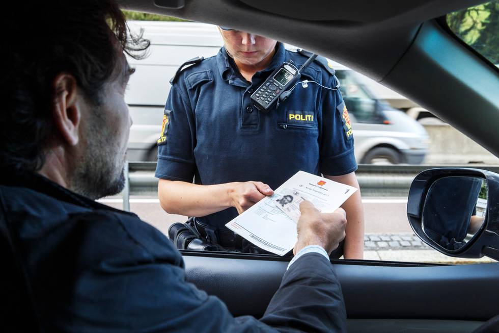 OSLO, Norge 20160927.
Politiet i arbeid. Politiet som sjekker vognkort og førerkort. 
NB! Modellklarert til redaksjonell bruk.
Foto: Gorm Kallestad / NTB