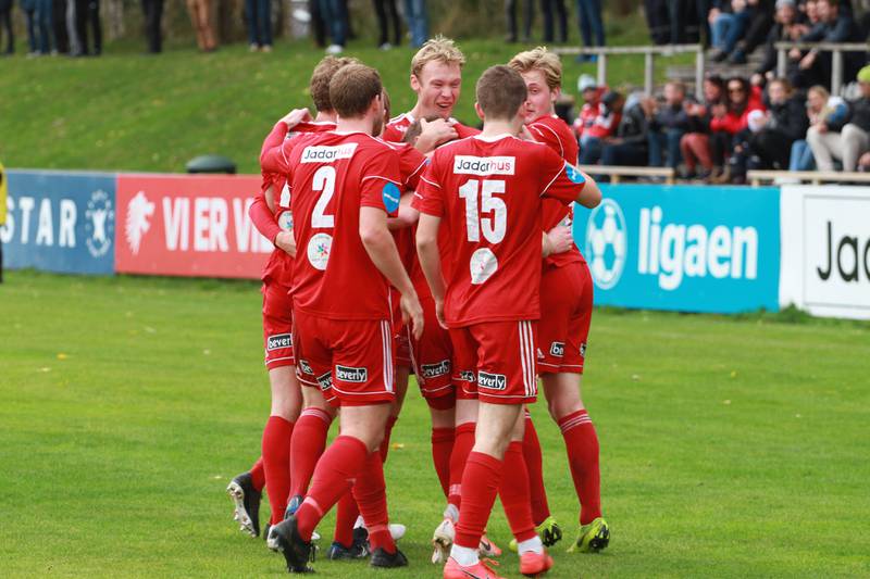 Vidar-spillerne feirer Vegard Skjørestads ledermål. Men Levanger snudde kampen.