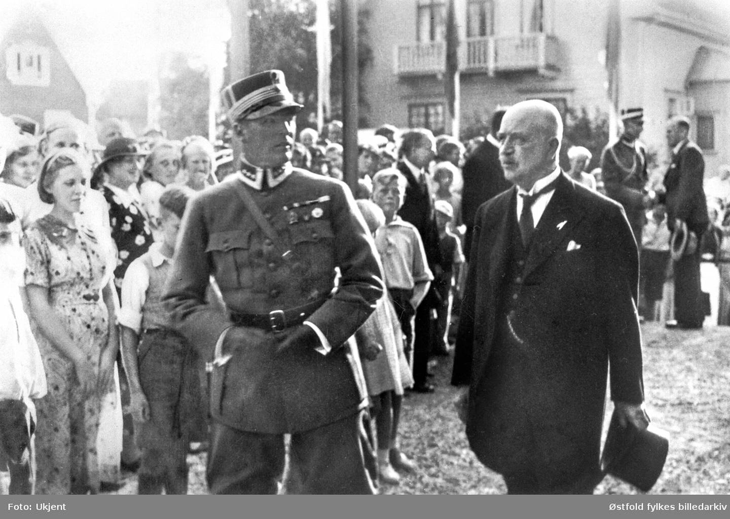 Kronprins Olav og konsul Helly Hansen under Mossedagene i 1937.