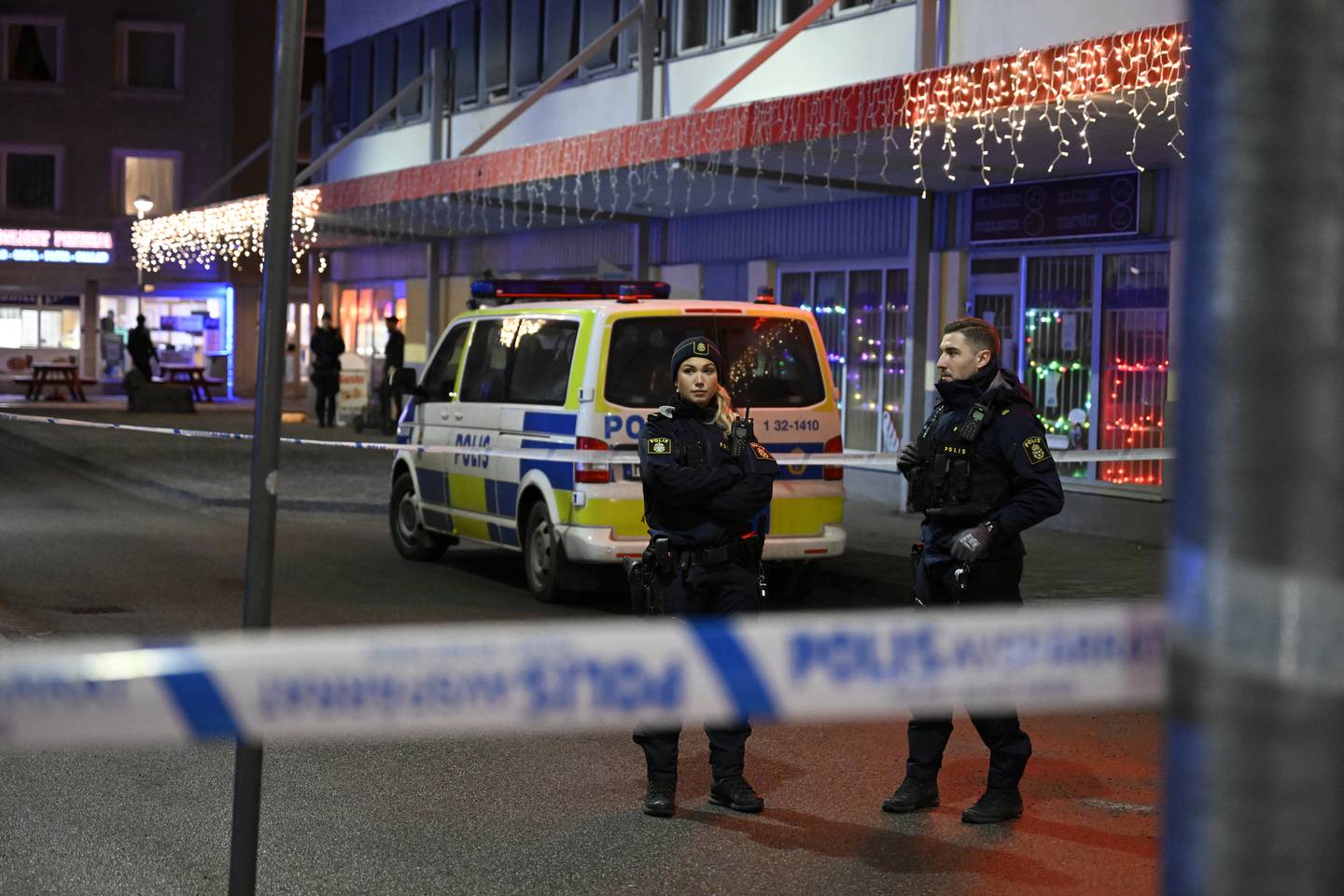 Flere voldsepisoder i Stockholms-området antas å være en del av gjengopprør. I Skogås utenfor hovedstaden ble en 15 år gammel gutt skutt og drept i helgen.