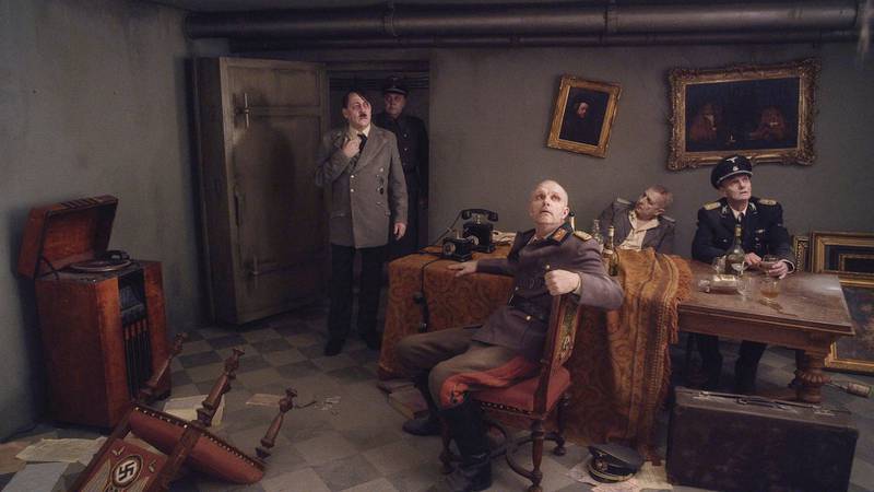 Hitler i hans bunker, det første bildet fra Roy Anderssons nye film, «Om det uendelige». 