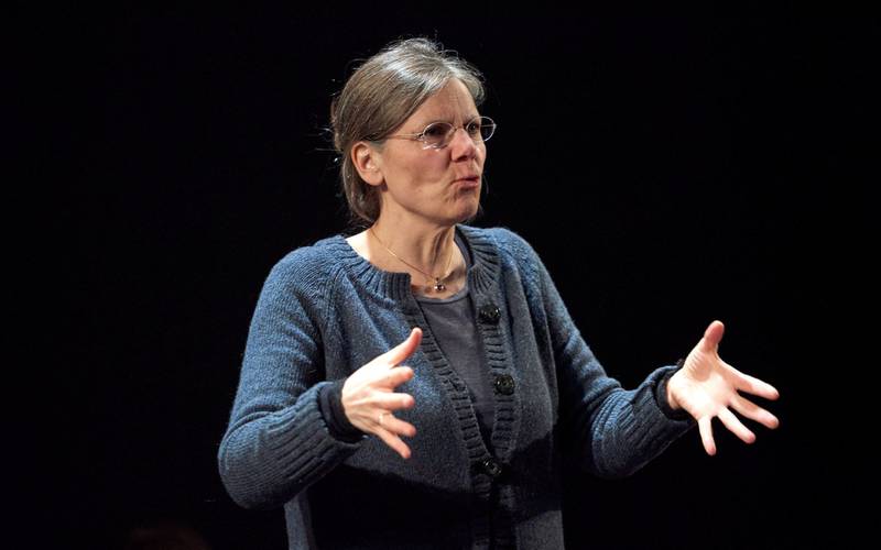 Tyra Tønnessen prøver stadig å rekruttere norske samtidsforfattere til teateret. Nå har hun dramatisert Helga Flatlands «Bli hvis du kan»-trilogi.