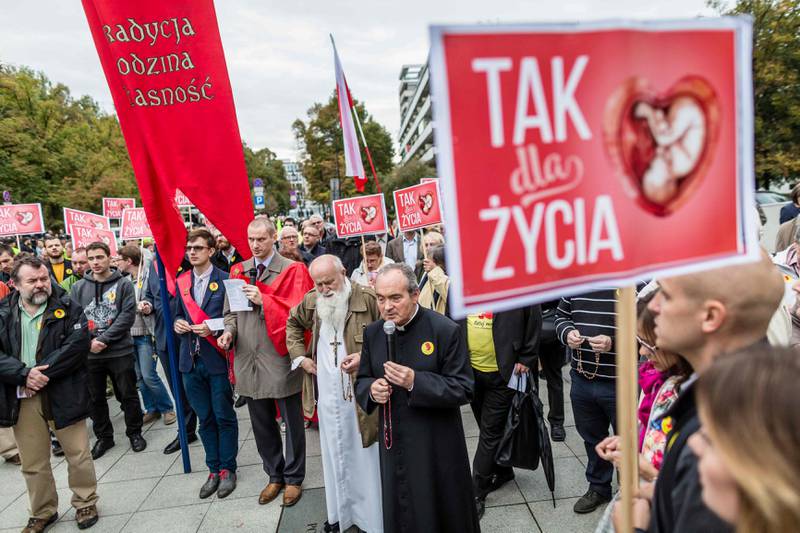 Sterke krefter i Polen ønsker et totalforbud mot abort. Den katolske kirken og den nasjonalkonservative regjeringen støtter forslaget om innstramminger i abortloven. Forkjemperne for forbud mot abort demonstrerer foran det polske parlamentet i Warszawa 22. september.